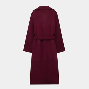 Gola traseira do trench coat feminino longo vinho com acabamento premium e tecido de toque macio