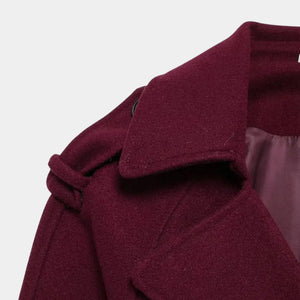 Detalhe da gola ampla e ombreira do trench coat feminino longo vinho com acabamento premium e tecido encorpado