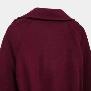 Detalhe traseiro do trench coat feminino longo vinho com acabamento sofisticado, costura estruturada e tecido encorpado
