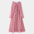 Vestido longo boho chic rosa com babados e amarração vista de frente em fundo branco