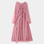 Vestido longo boho chic rosa com babados e amarração vista de frente em fundo branco