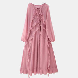 Vestido longo boho chic rosa com babados e amarração vista de frente em fundo branco