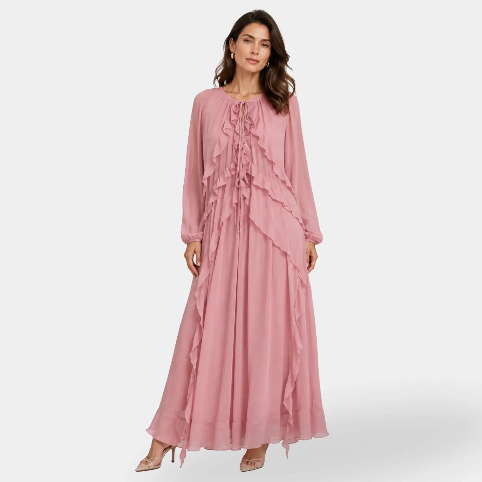 Mulher usando vestido longo boho chic rosa com decote V e mangas longas em ambiente de estúdio