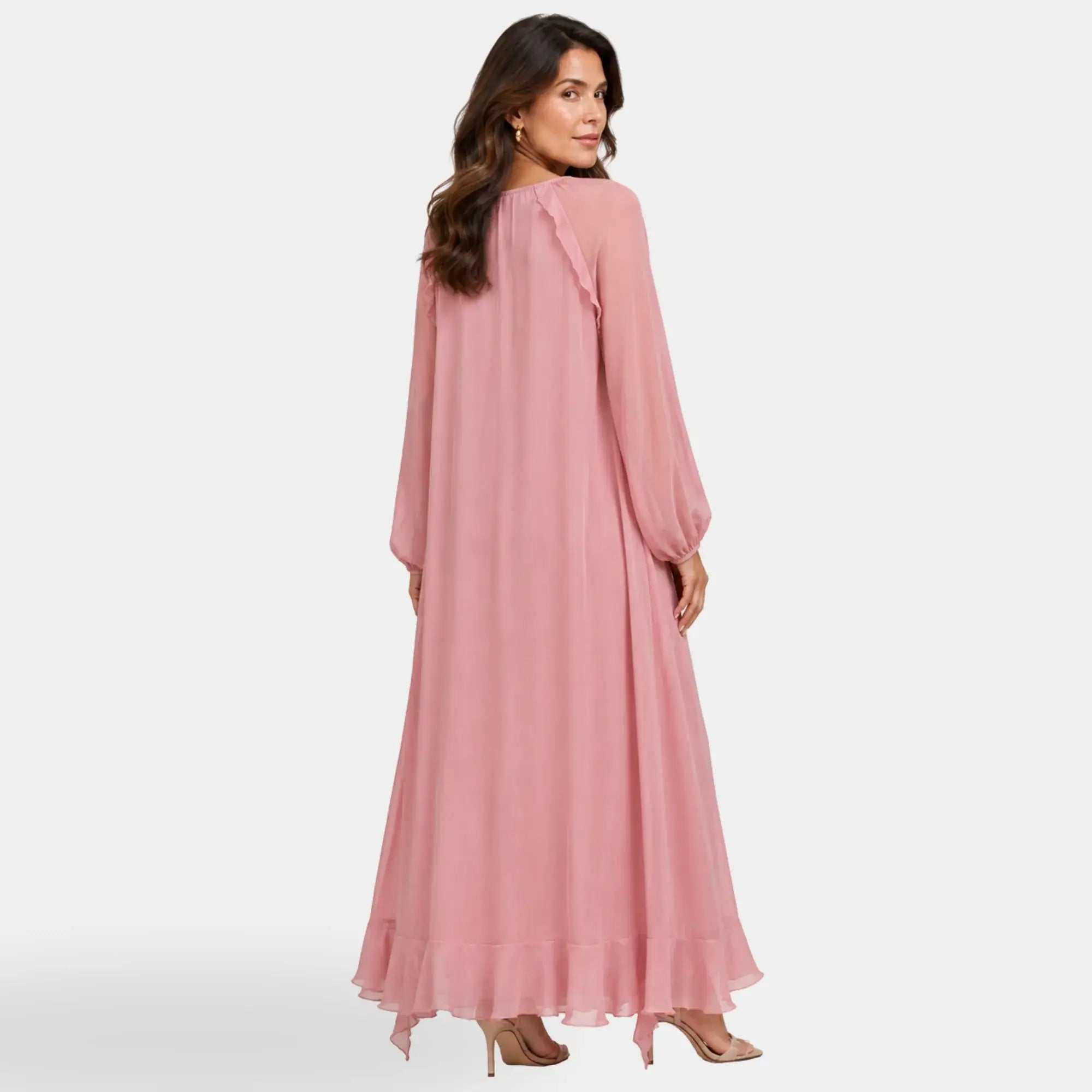 Modelo andando com vestido longo boho chic rosa em movimento, mostrando caimento fluido