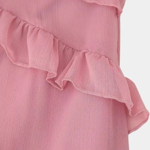 Textura fluida dos babados em camadas na barra do vestido longo chiffon rosa