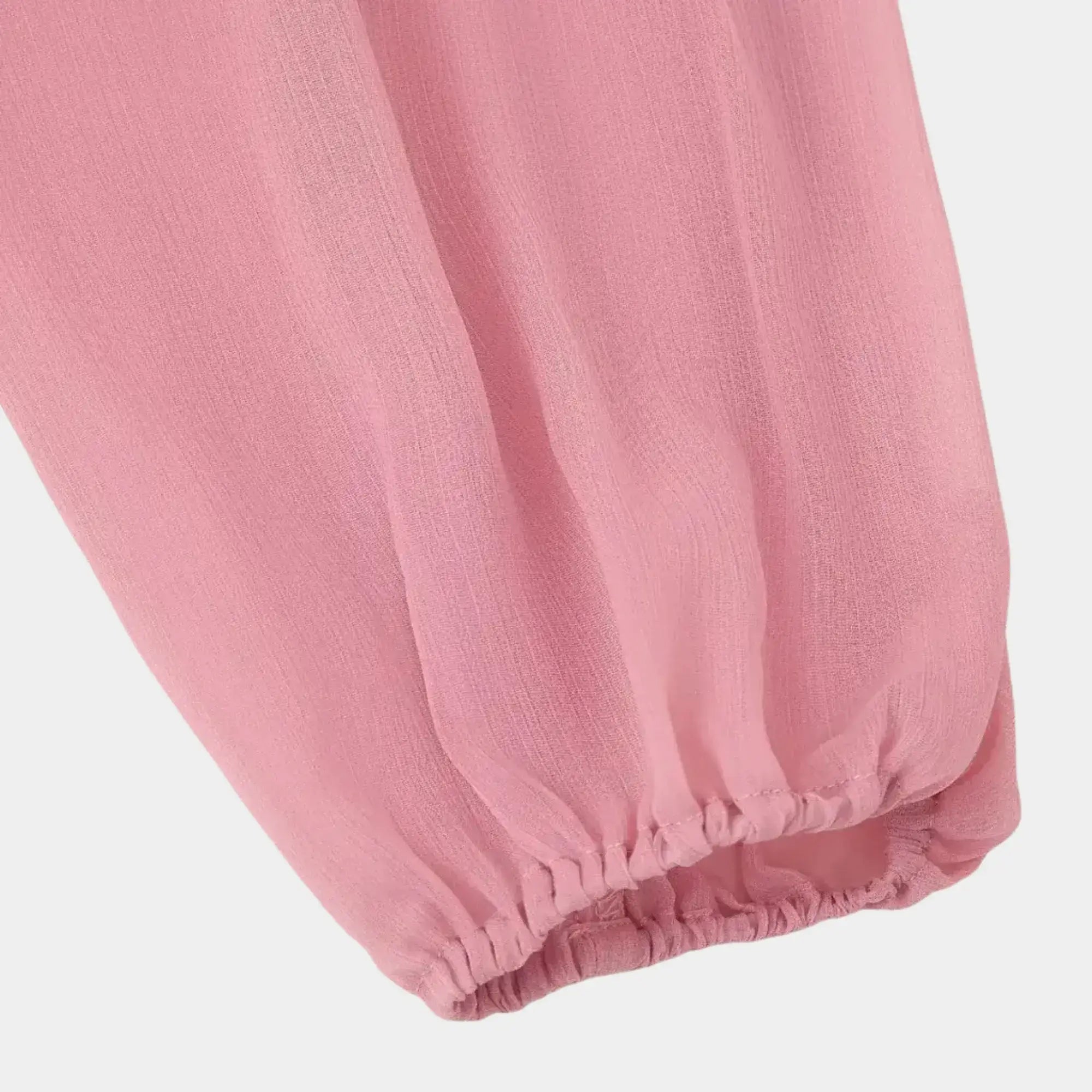 Detalhe do punho elástico da manga longa do vestido boho chic em chiffon rosa