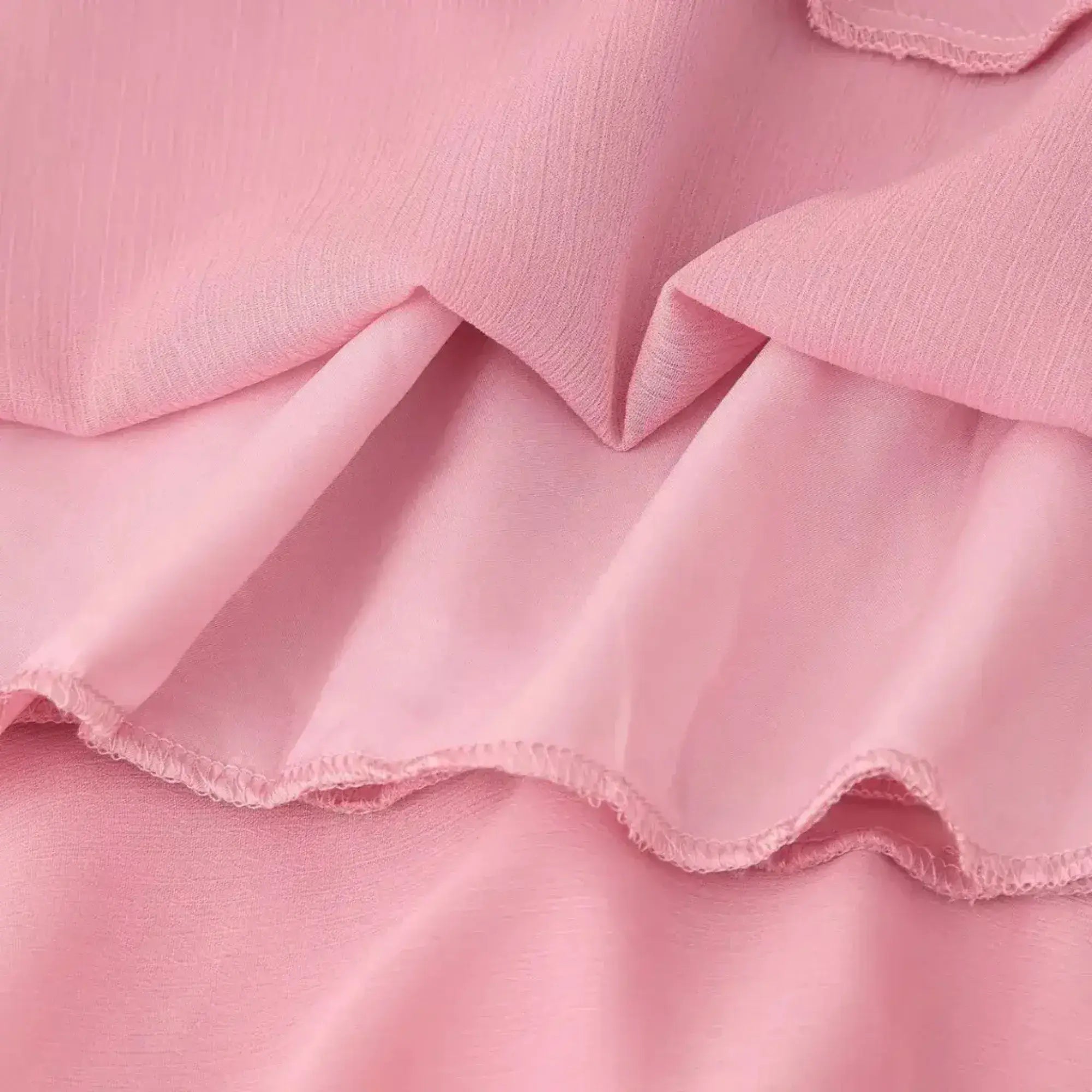Textura leve do tecido chiffon rosa usado no vestido longo boho chic