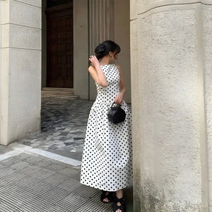 Vestido Longo Poá Acinturado Preto e Branco Elegante