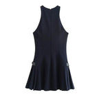 Vestido Preto Curto Frente Alta com Fivelas Laterais