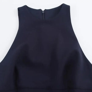 Vestido Preto Curto Frente Alta com Fivelas Laterais