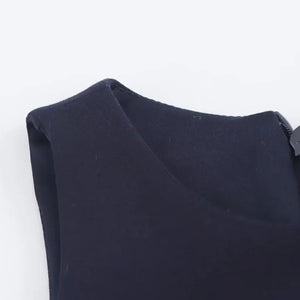 Vestido Preto Curto Frente Alta com Fivelas Laterais