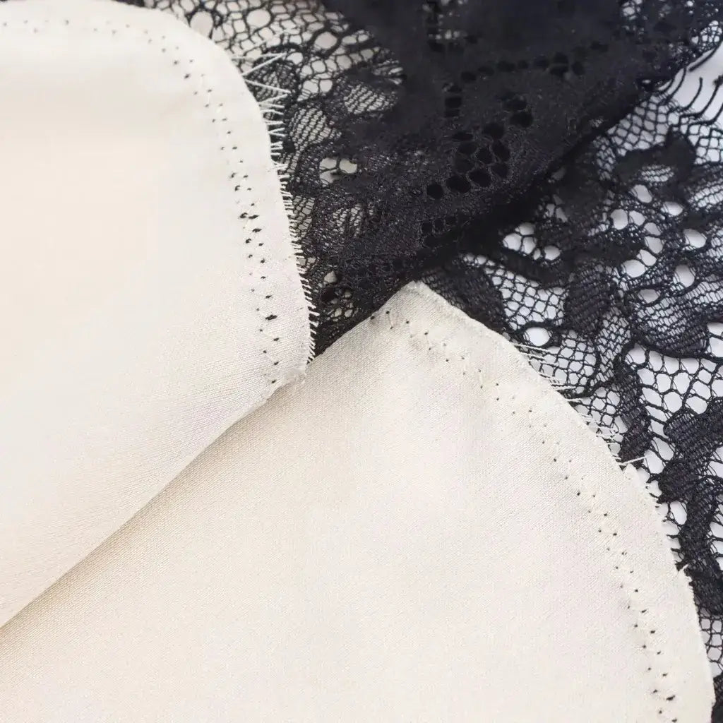 Vestido Slip Dress de Cetim Assimétrico com Renda Feminino