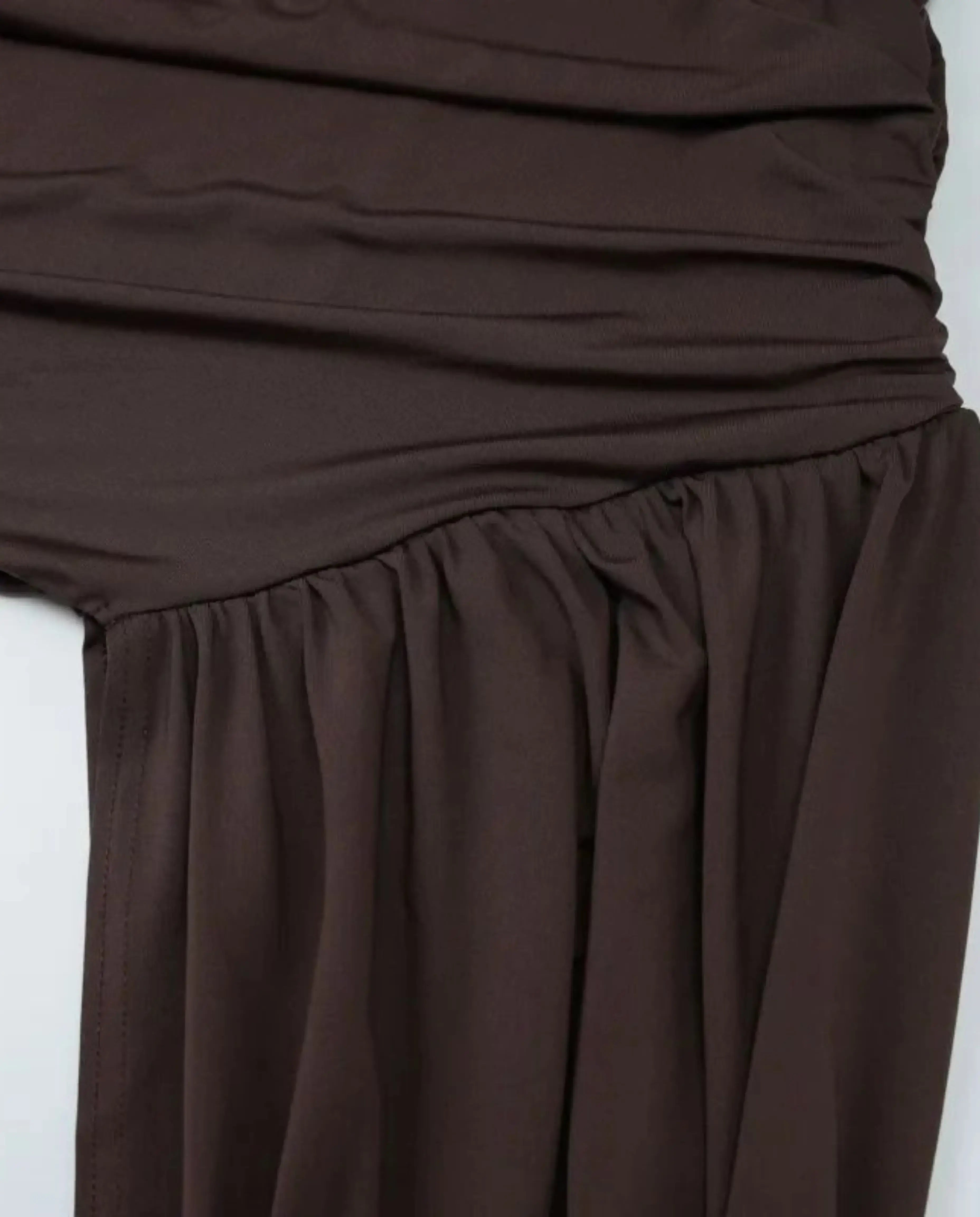 Vestido de Festa Curto Drapeado Cauda Lateral Elegante