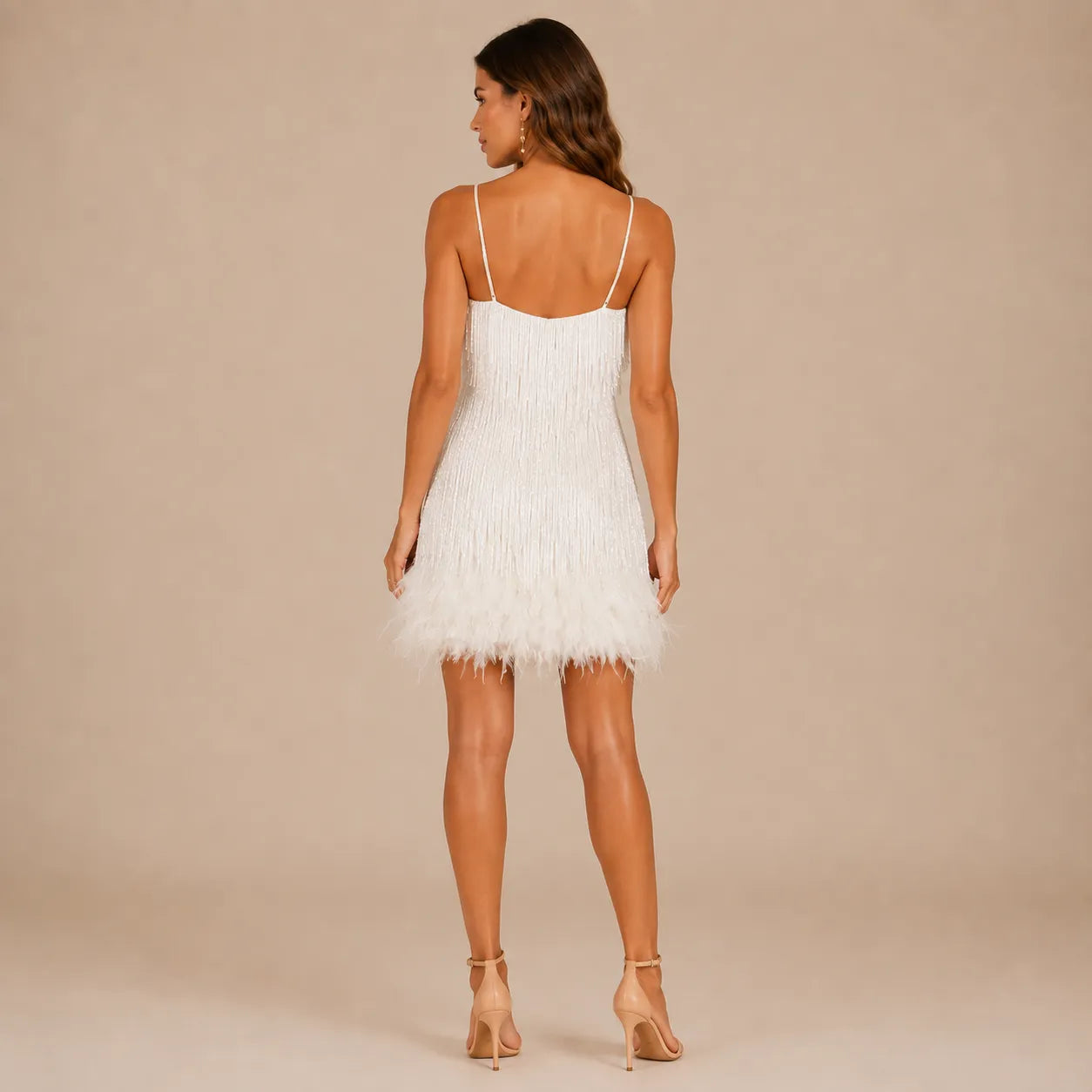 Vestido Feminino Curto de Paetê Franjas e Plumas – Anouk